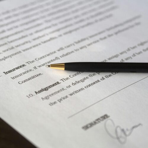Tłumaczenie umów z języka angielskiego – dlaczego warto zlecić to specjaliście?
